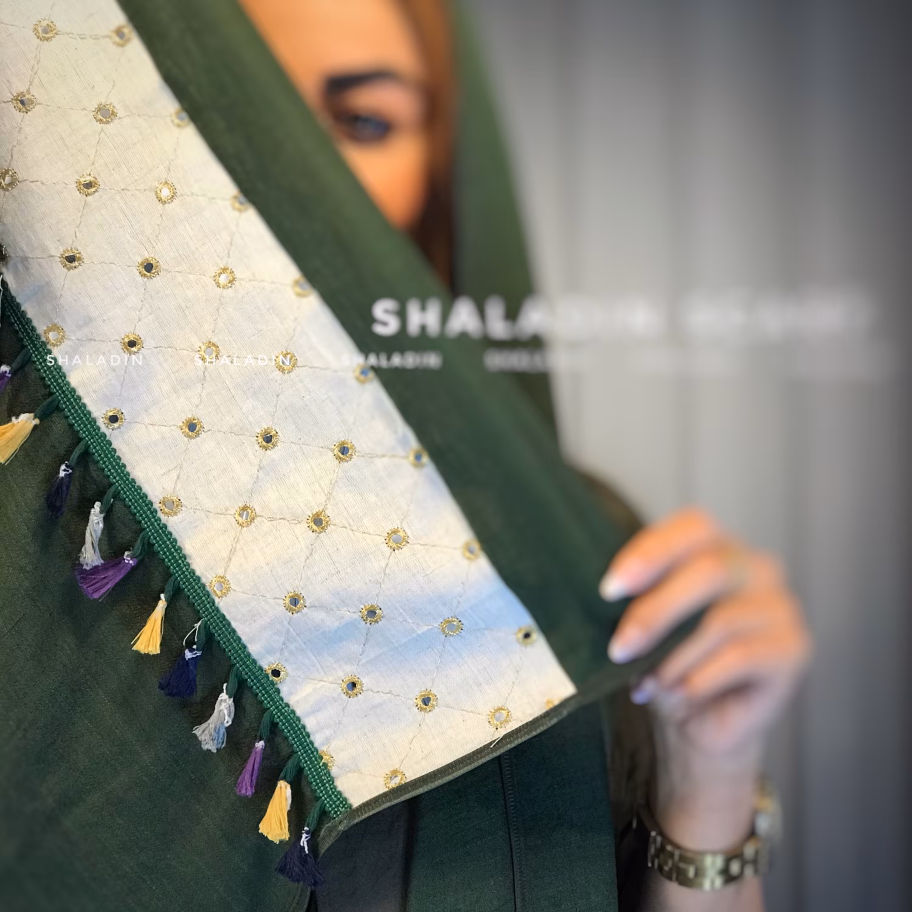 شال نخی ساده با حاشیه آینه ای منگوله دار 