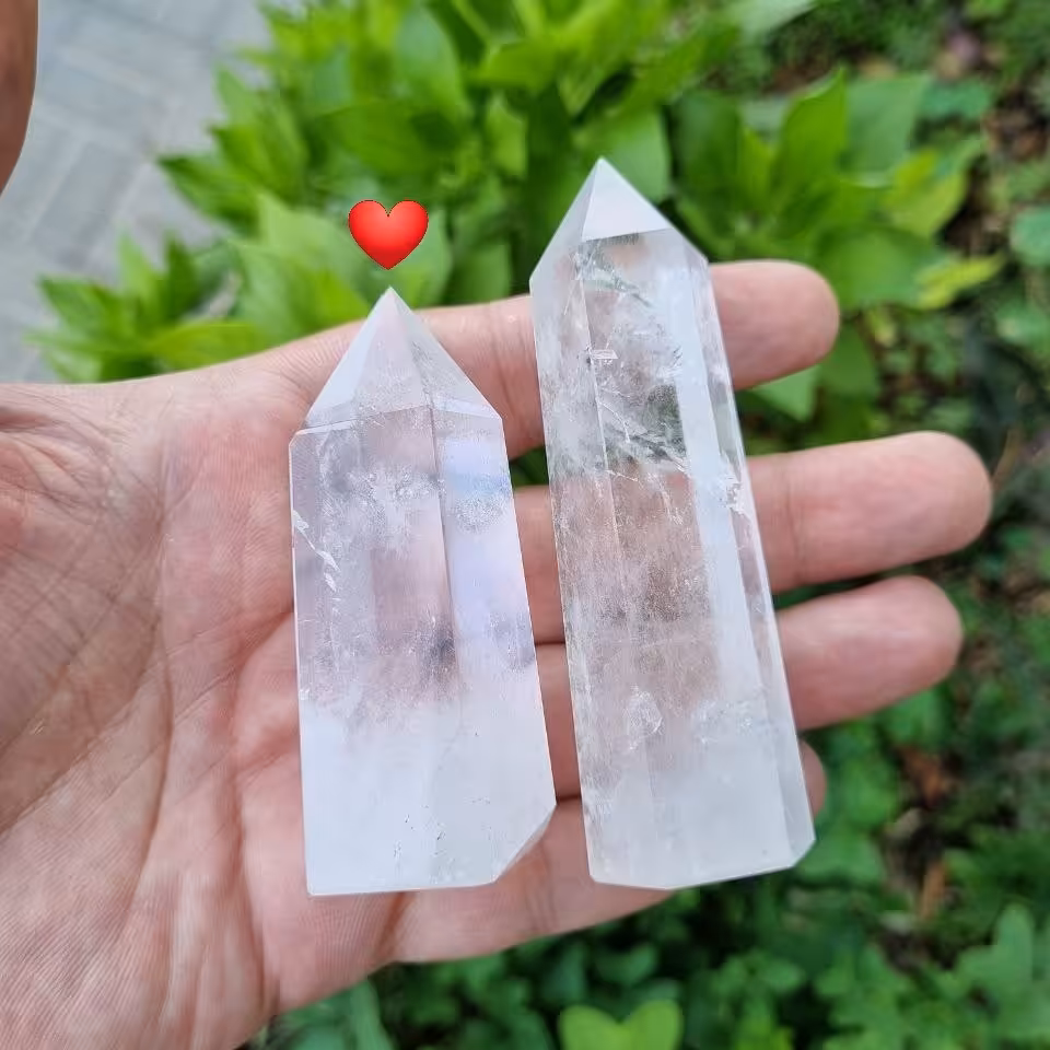 بلور طبیعی کریستال کوارتز  مناسب دکور و مدیتیشن نمونه سمت چپ  وزن 93.5 گرم 