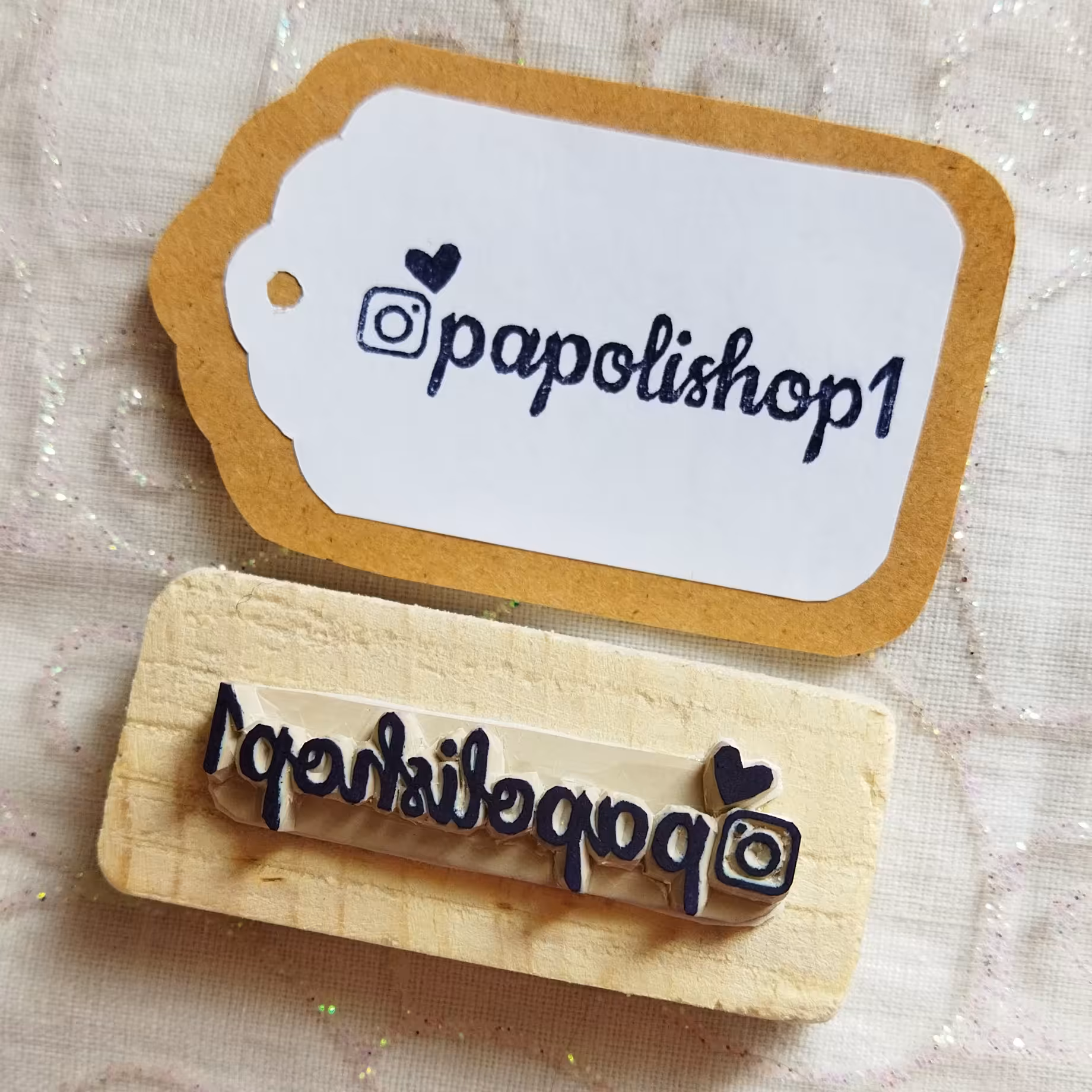 مهر دستساز  آیدی دلخواه شما مناسب ساخت تگ و لیبل و چاپ روی پاکت کاغذ مقوا ایدی اینستا شماره تماس.. مهردست ساز  آدرس پیج 