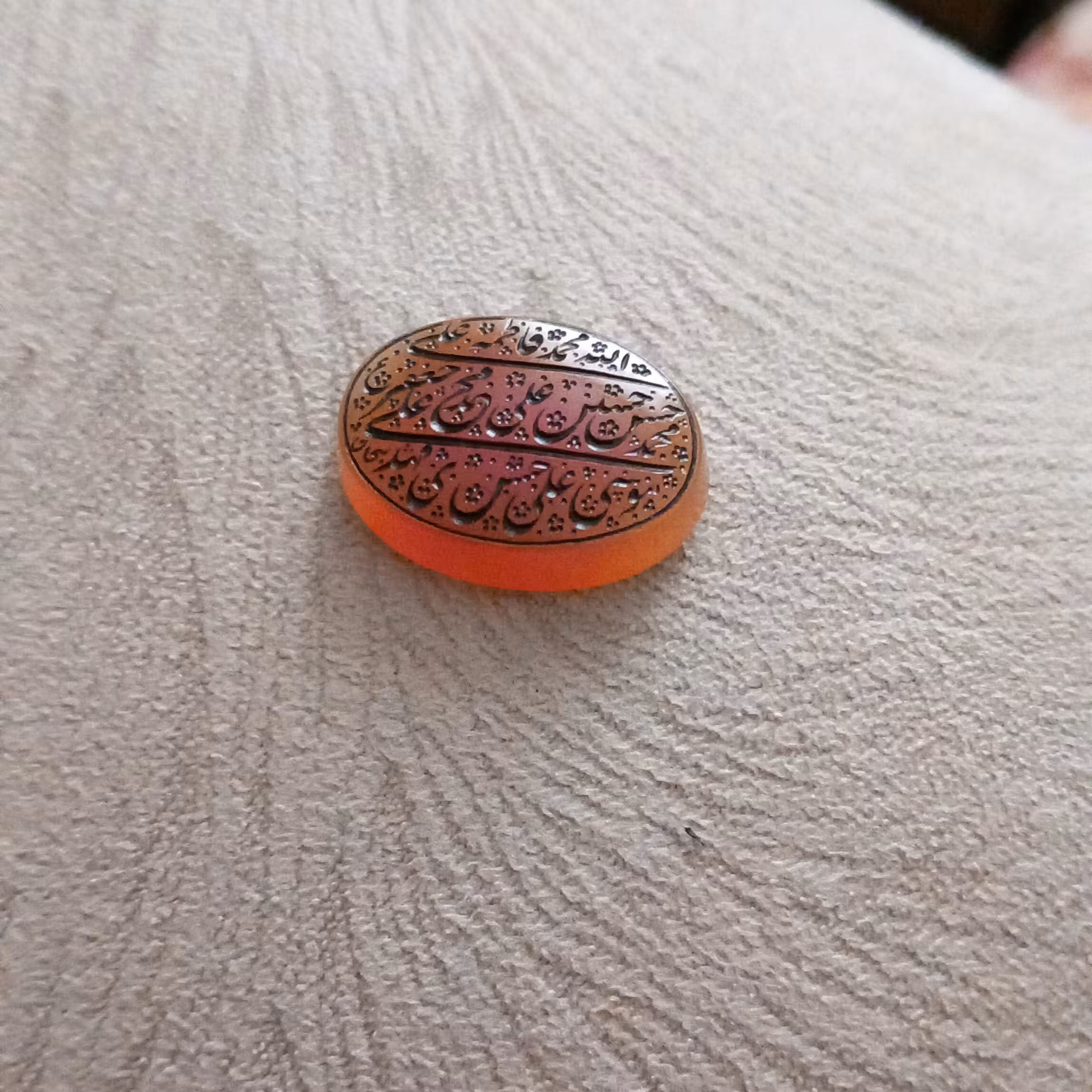 عقیق خراسان درجه یک ،ذکر چهارده معصوم تمام دست امضاء شده ،بسیار تمیز و ظریف ،مناسب انگشتر و گردنی ...