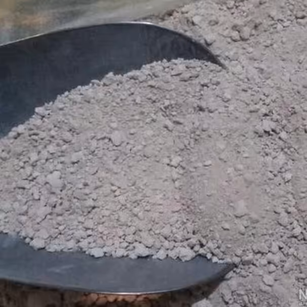 خاک شیره انگور   1000گرم خالص دربسته بندی سلفونی رنگ سفید و شاید درصدی داخلش سنگ ریز باشد که این طبیعی است ودست مانیست