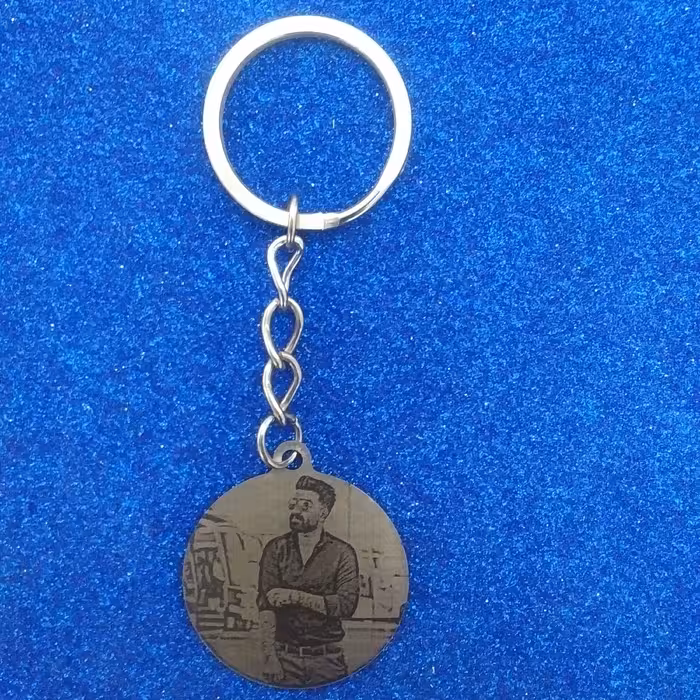 جاکلیدی گرد استیل دوطرفه با حکاکی اختصاصی چهره و نماد ماه تولد و...