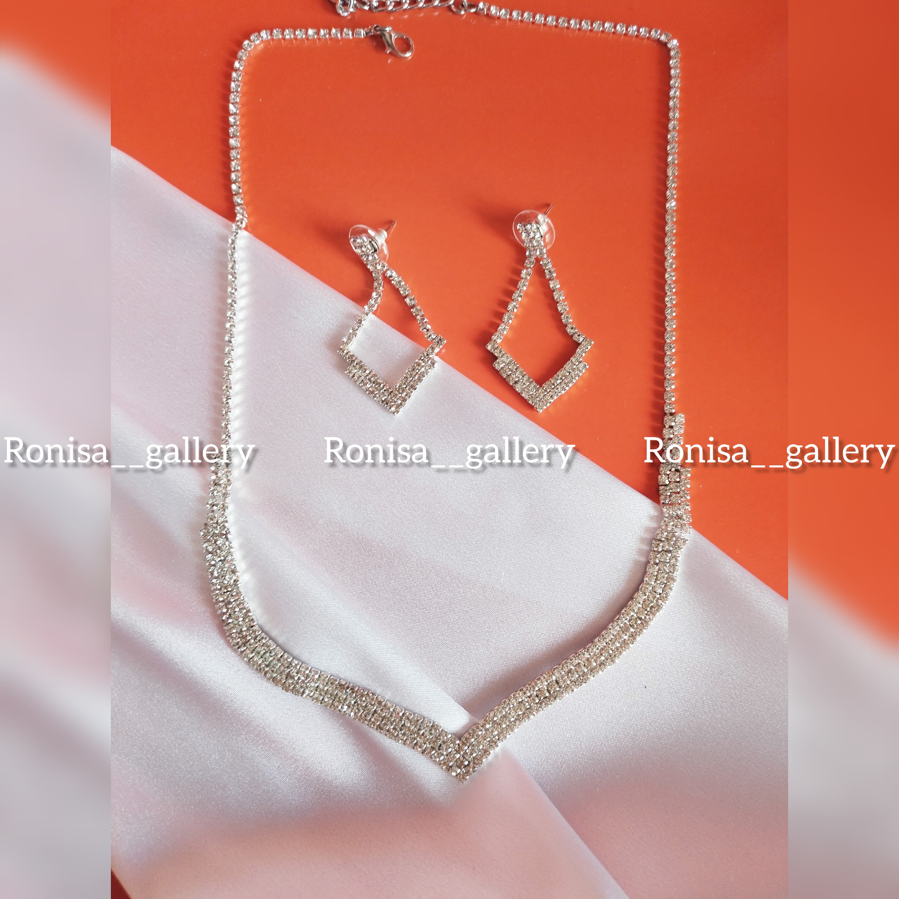 گردنبندو گوشواره دلبر نگین کریستال