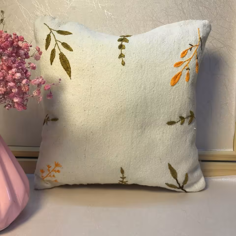 کوسن گلدوزی با پارچه متخال و نخ ابریشم سایز 25در25 مهروماه (پس کرایه)