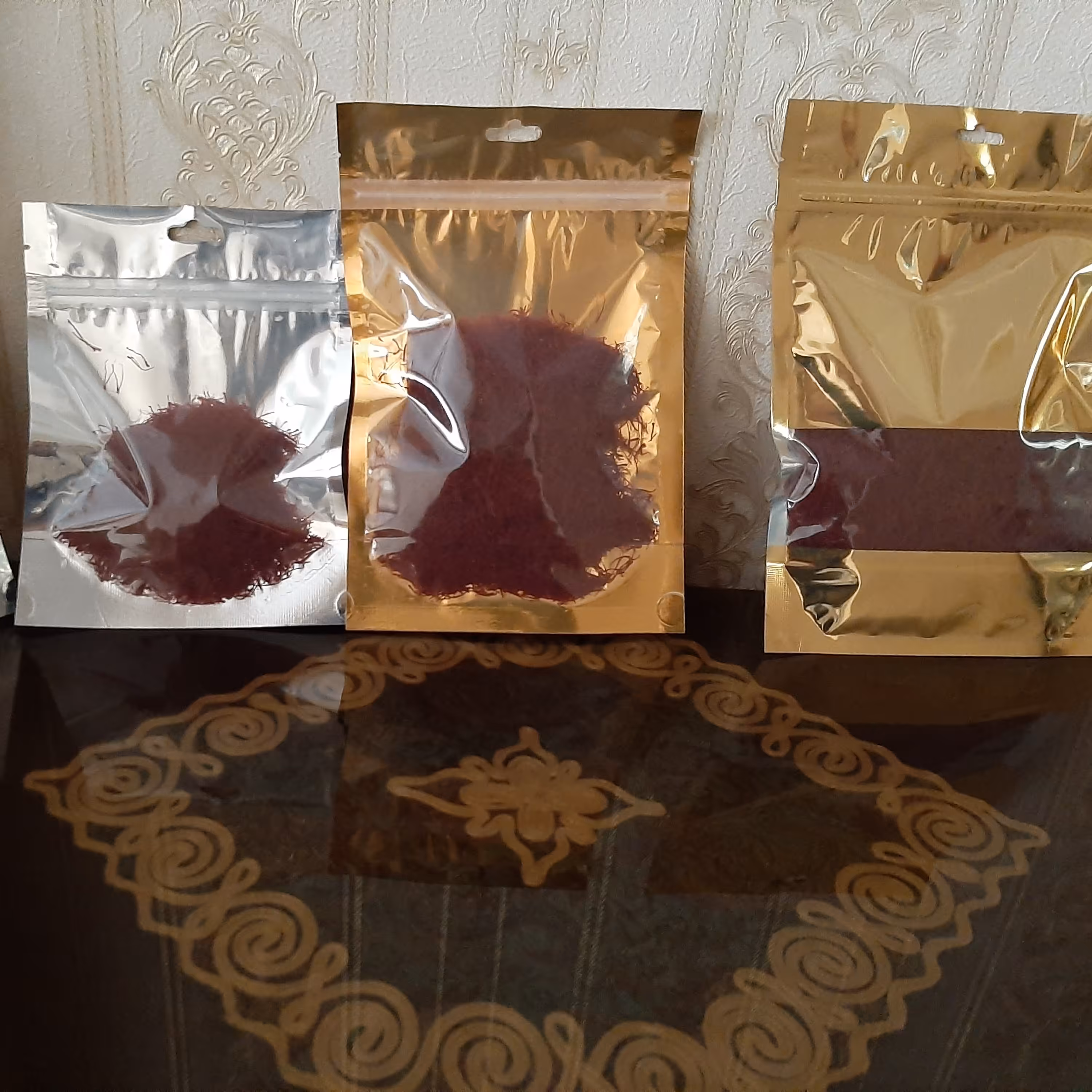 زعفران نگین،پوشال