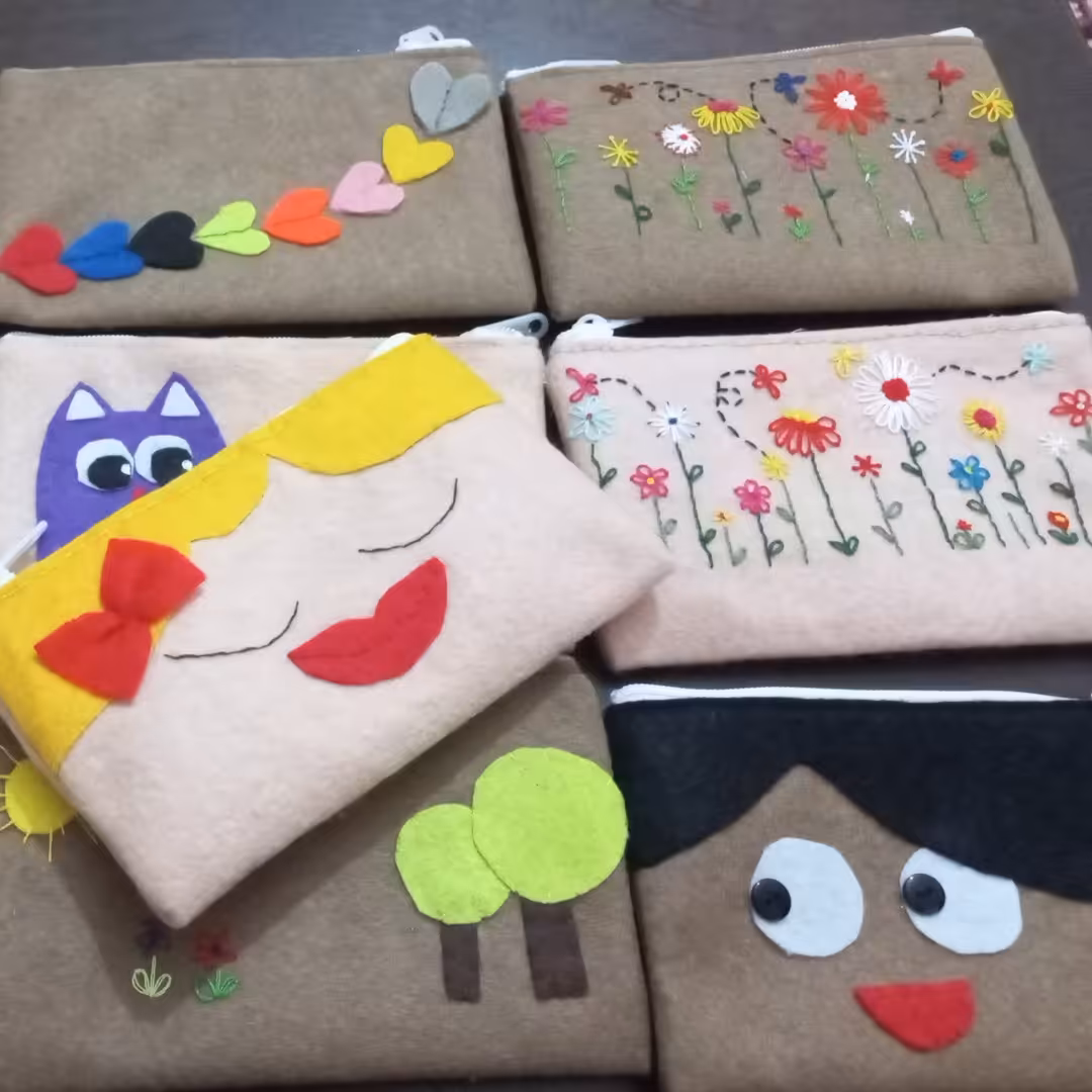 جامدادی نمدی زیپ دار آسترکشی شده با لایی حریر با طرح های متنوع و گلدوزی