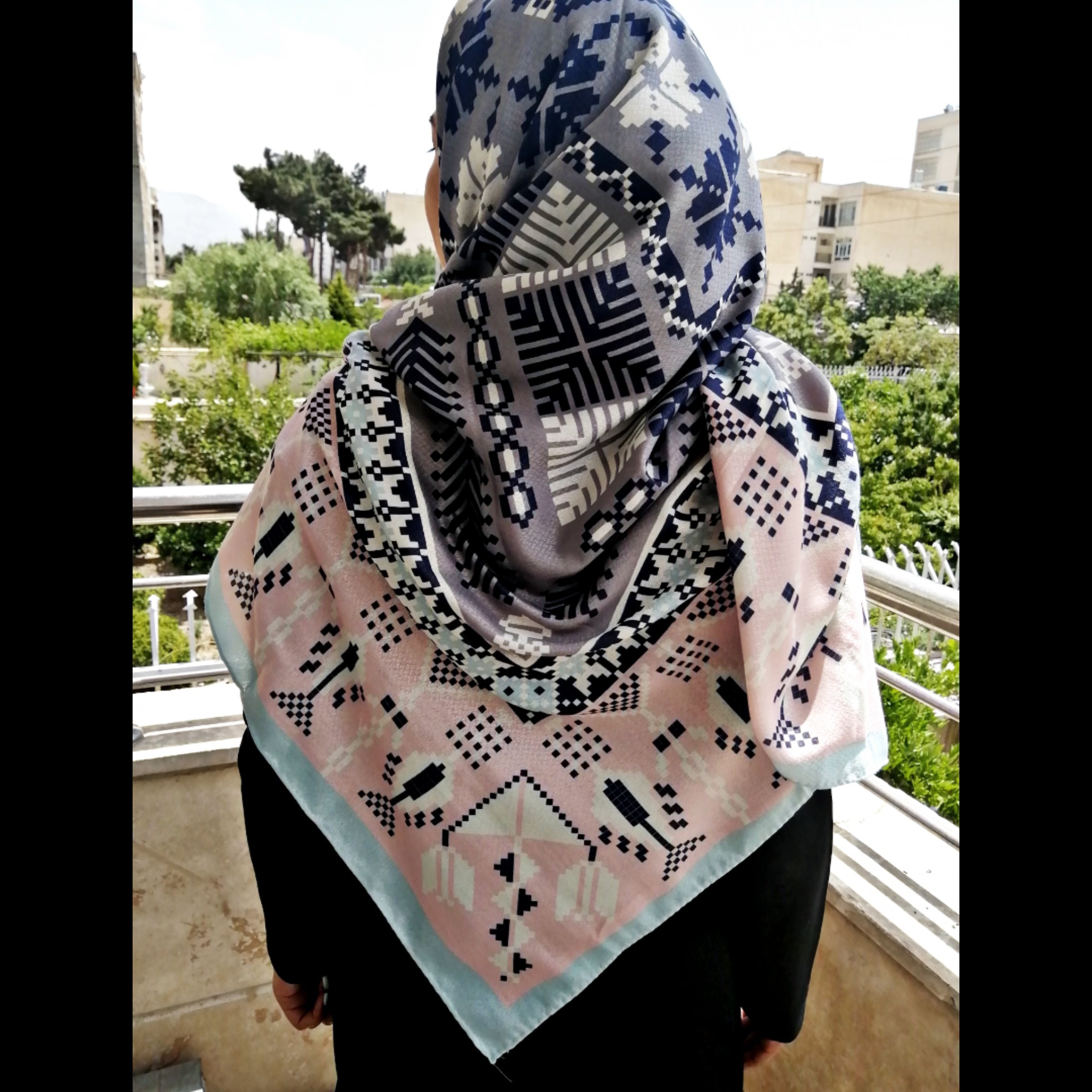 روسری نخی قواره دار دور دست دوز