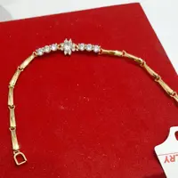 دستبند برند CMرنگ ثابت طلایی طرح شکوفه