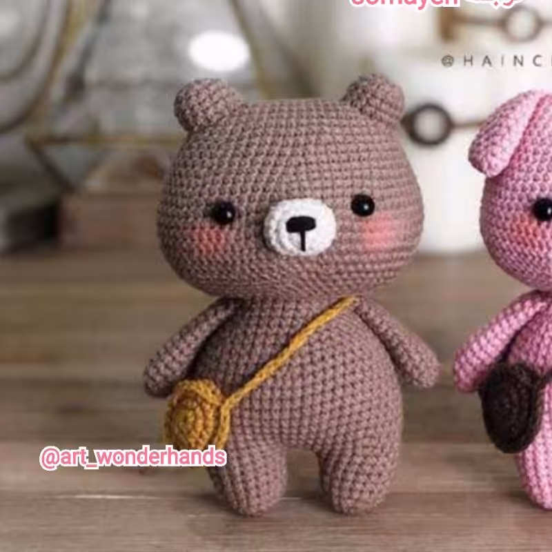 عروسک دستبافت خرس قهوه ای کوچک با سایز 16 سانت و رنگبندی متغیر 
