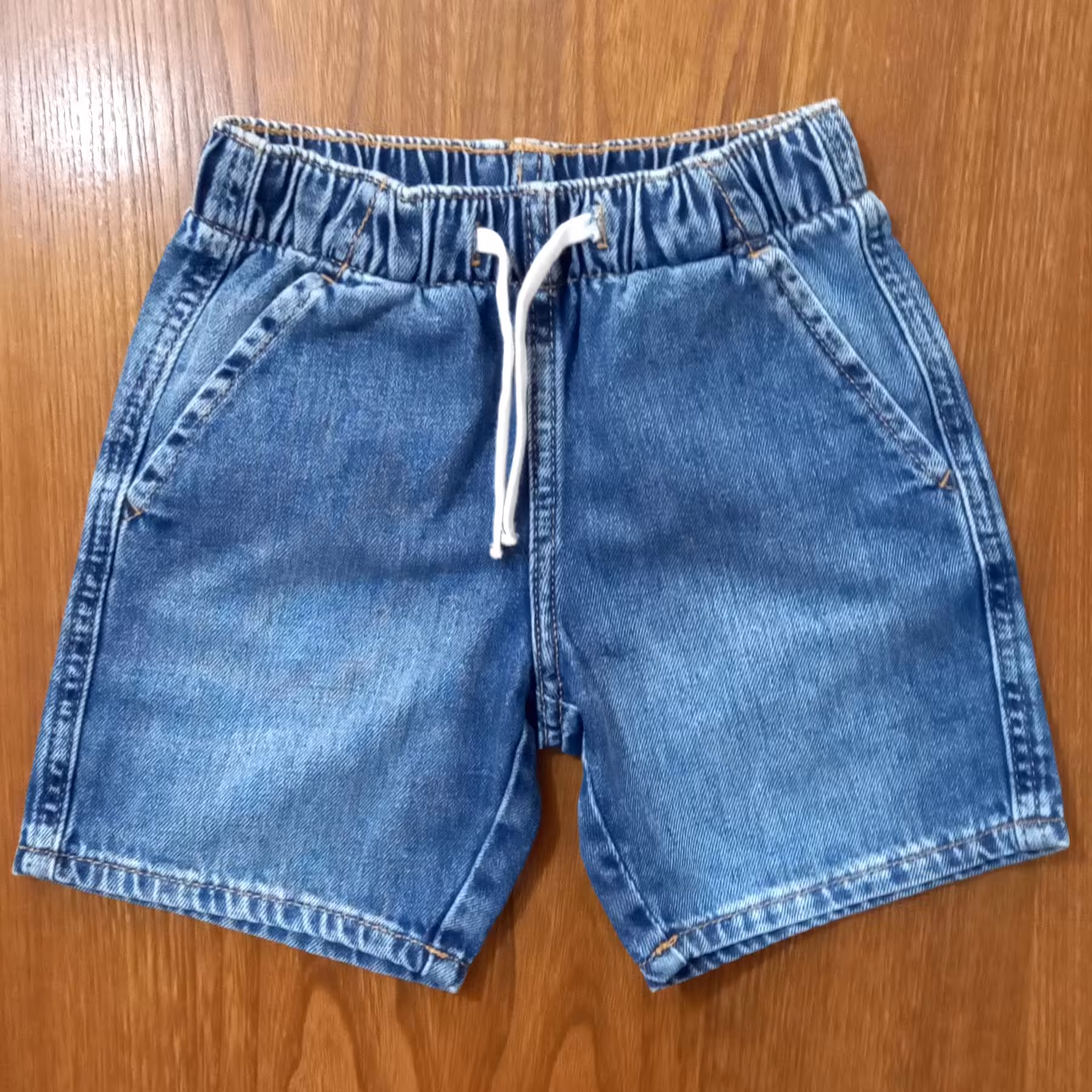 شلوارک جین  برند اچ اند ام فوق العاده با کیفیت، تنخور عالی، رنگ آبی سایز 2تا7سال