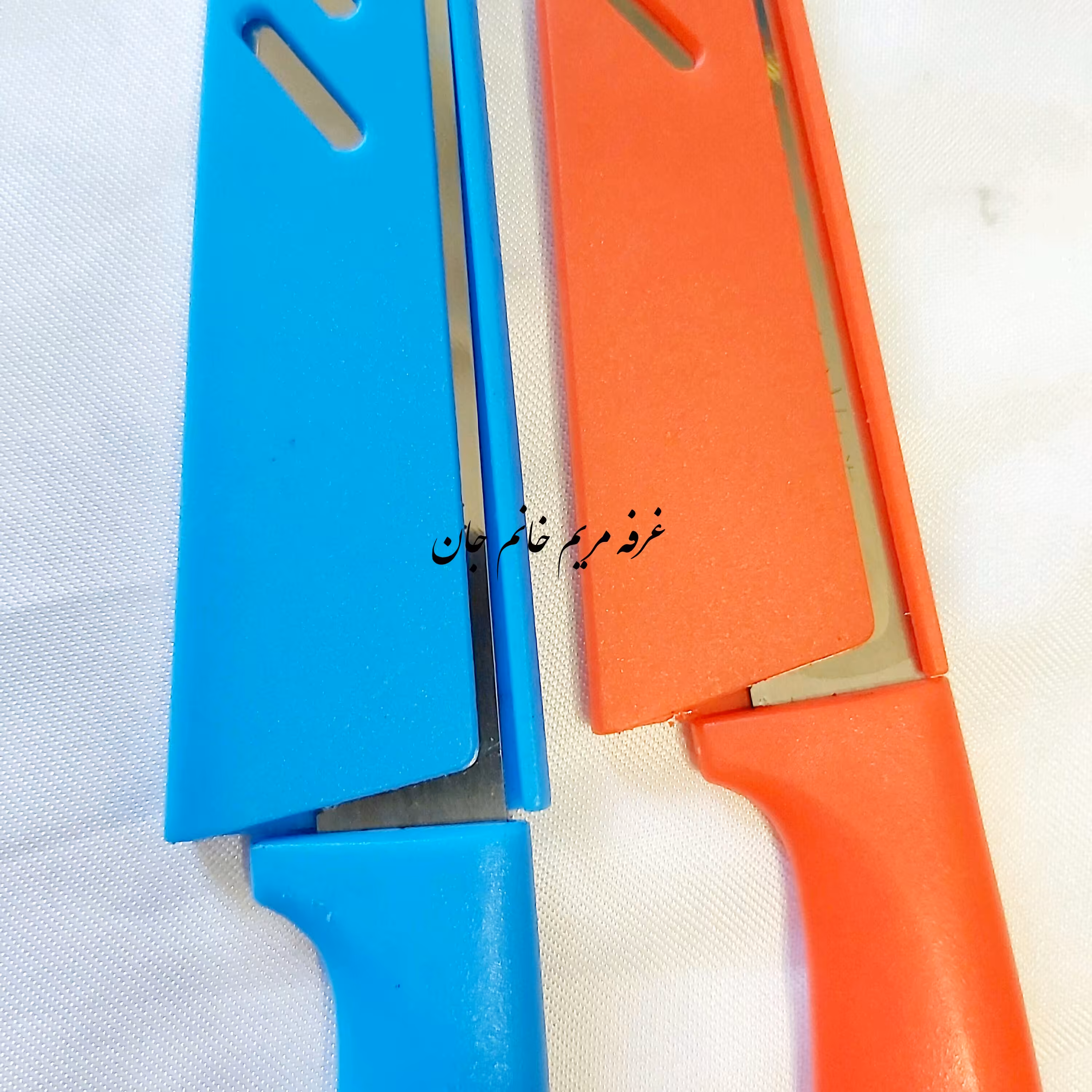 چاقوی آشپزخانه  ضدزنگ،خیلی تیز ،سبک ،با غلاف تیغه برای امنیت بهتره خانومای عزیز