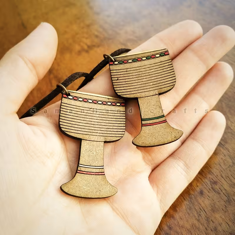 گردنبند ساز تنبک چوبی با بند چرمی