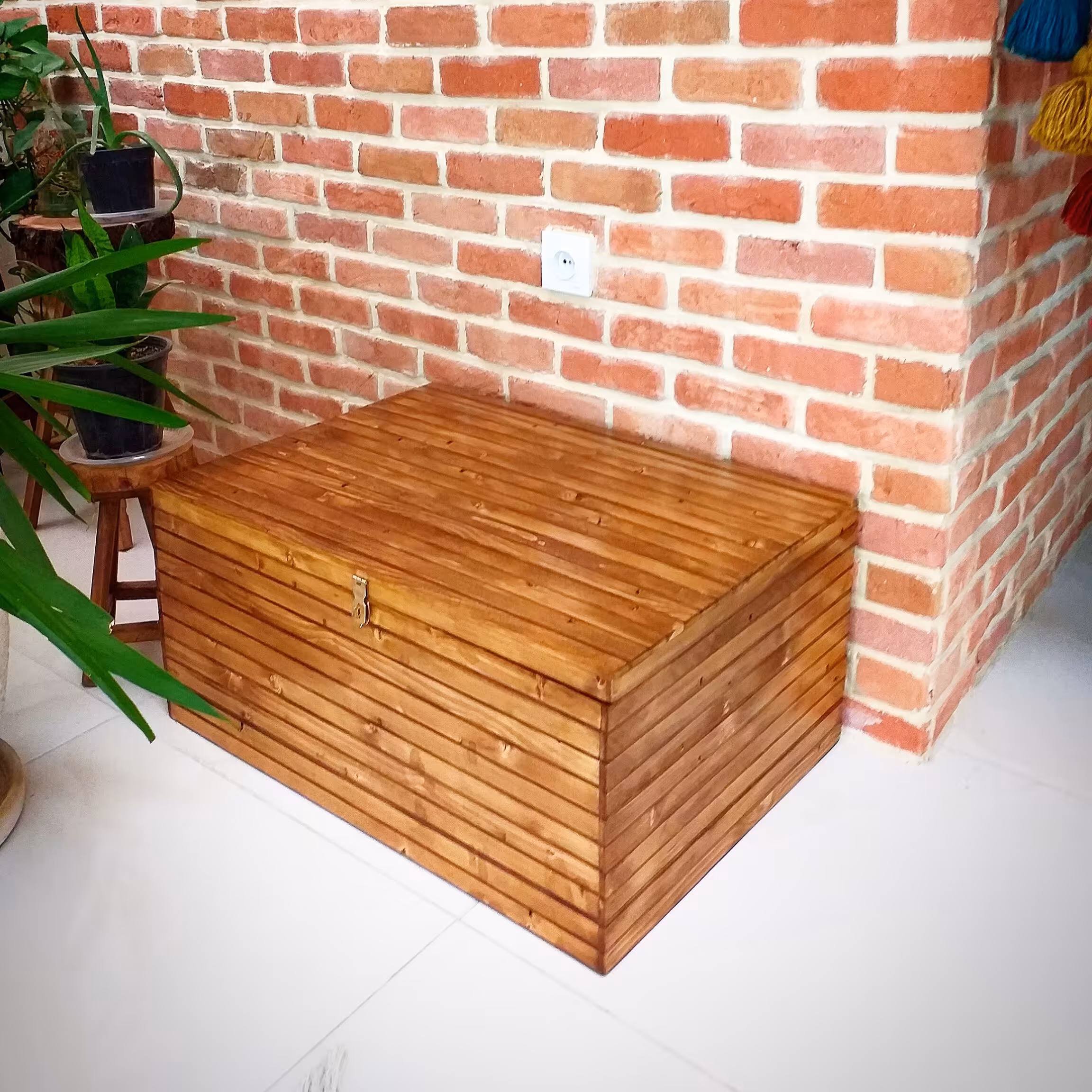 صندوقچه چوبی کنار سالنی 