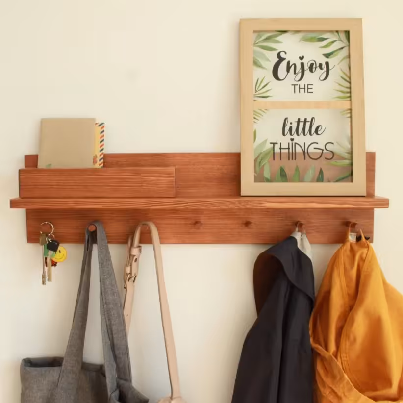 آویز شلفی اینکه هم آویز داره برای وسایلاتون وهم مدل شلف هست کلی چیزای دکوری مثل گلدون تابلو وچیزای مختلف دیگه بزارین 