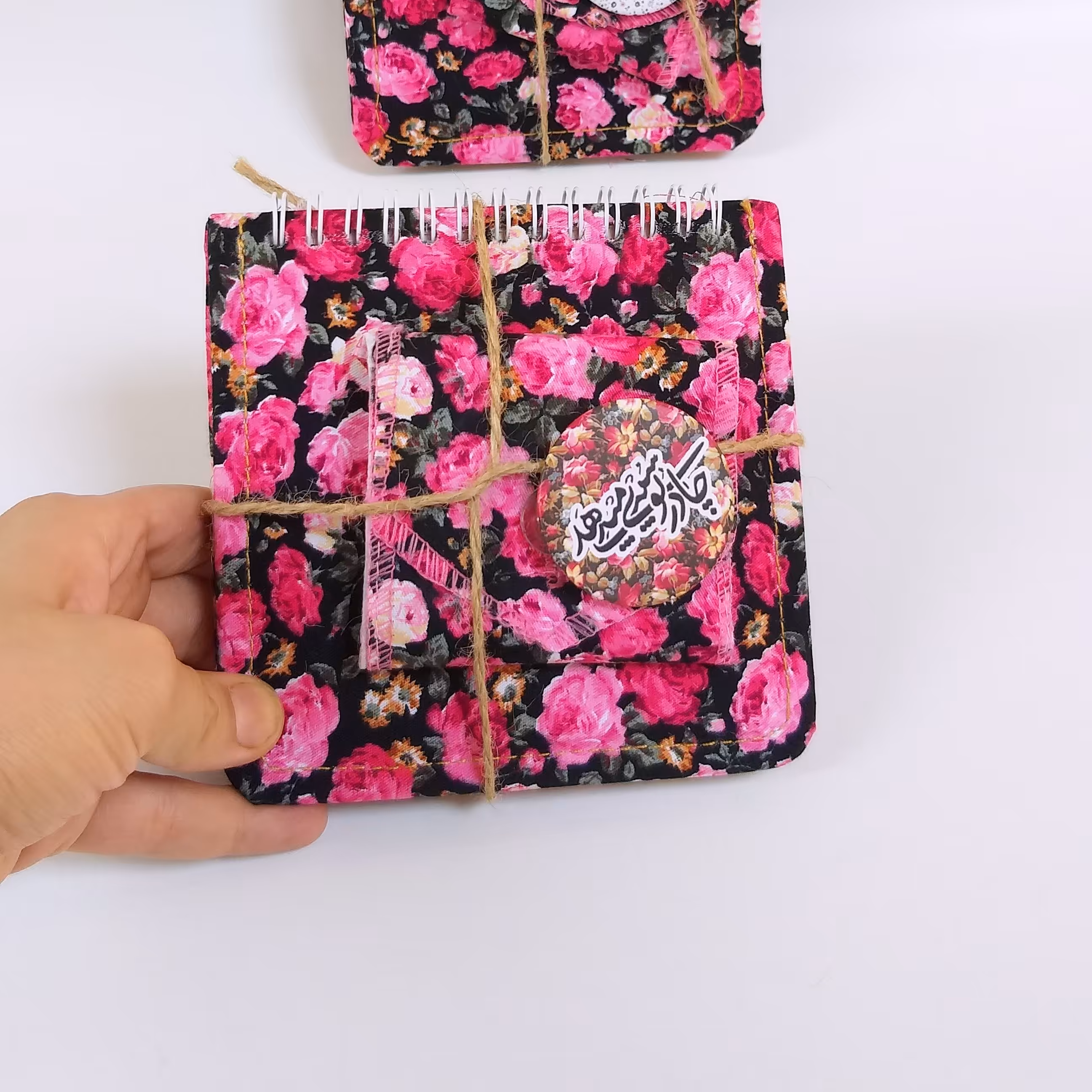 دفترچه و جانماز گلگلی و پیکسل مشکی صورتی