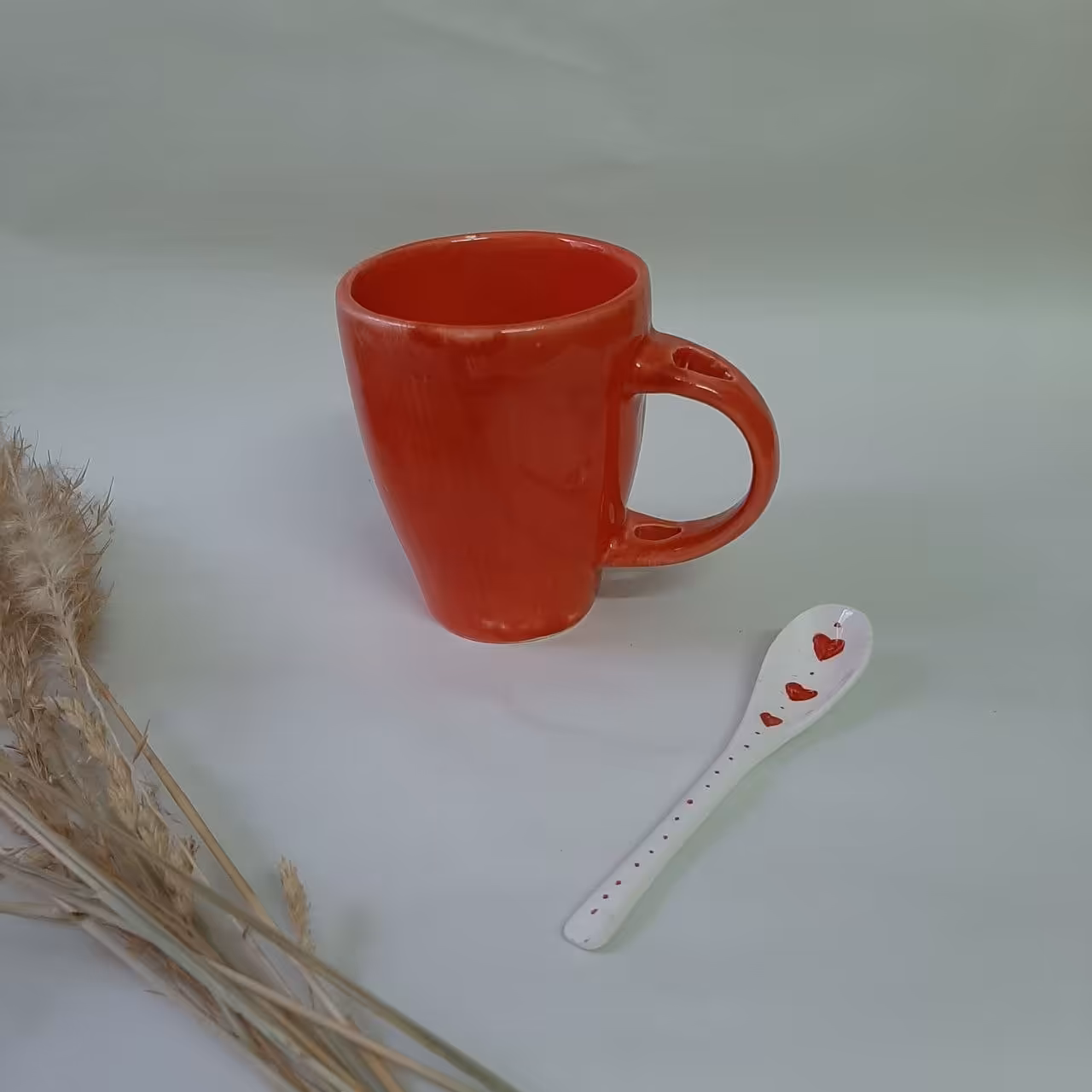 ماگ و قاشق سرامیکی دست ساز رنگ قرمز به همراه قاشق طرح قلب