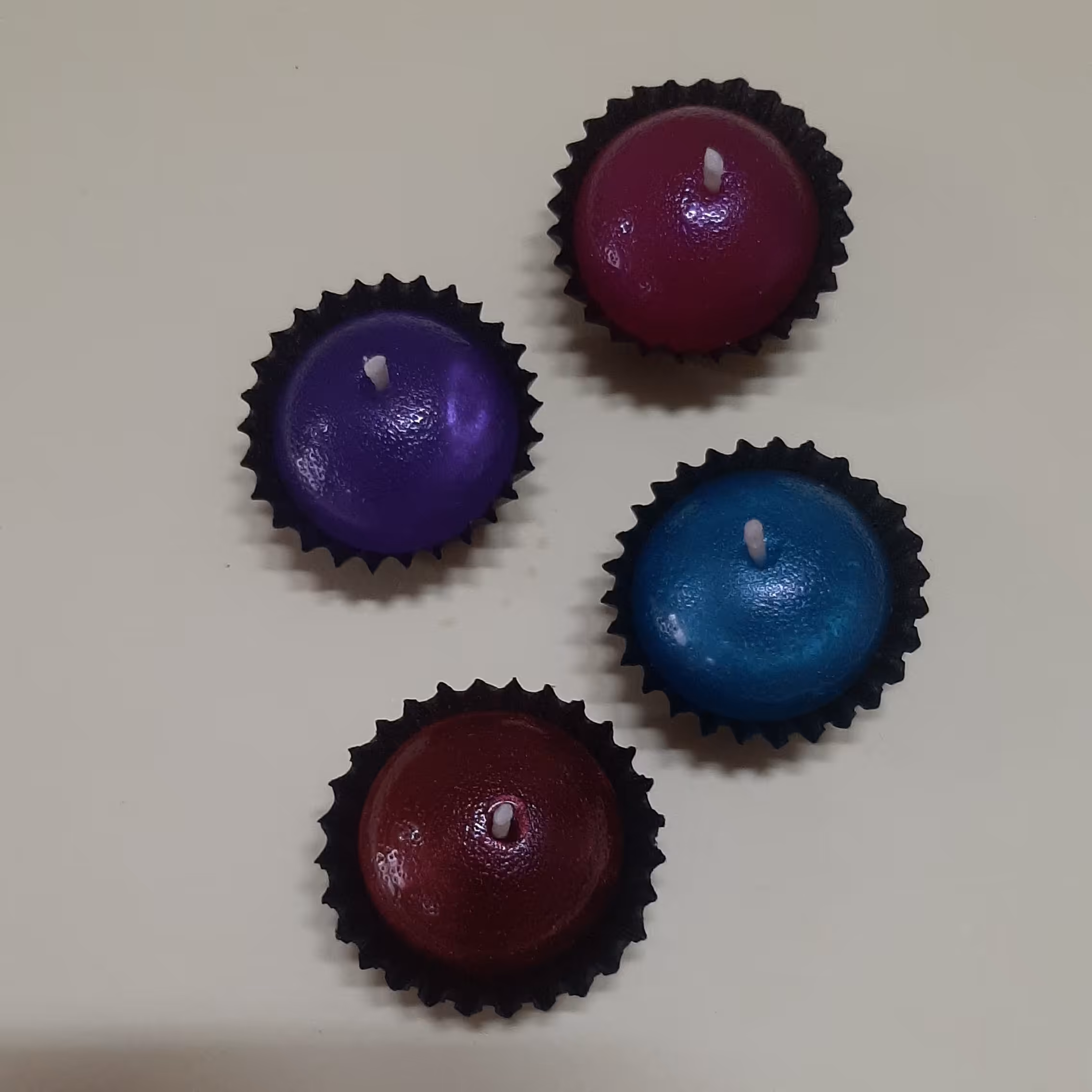 شمع گوی ژله ای در 4 رنگ قرمز  صورتی بنفش و آبی با پارافین ژله ای مرغوب در پک 4 تایی