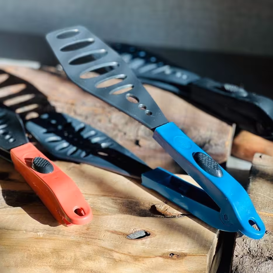 کفگیر روغن گیرجنس پلاستیکی سر مشکی با دسته های رنگی