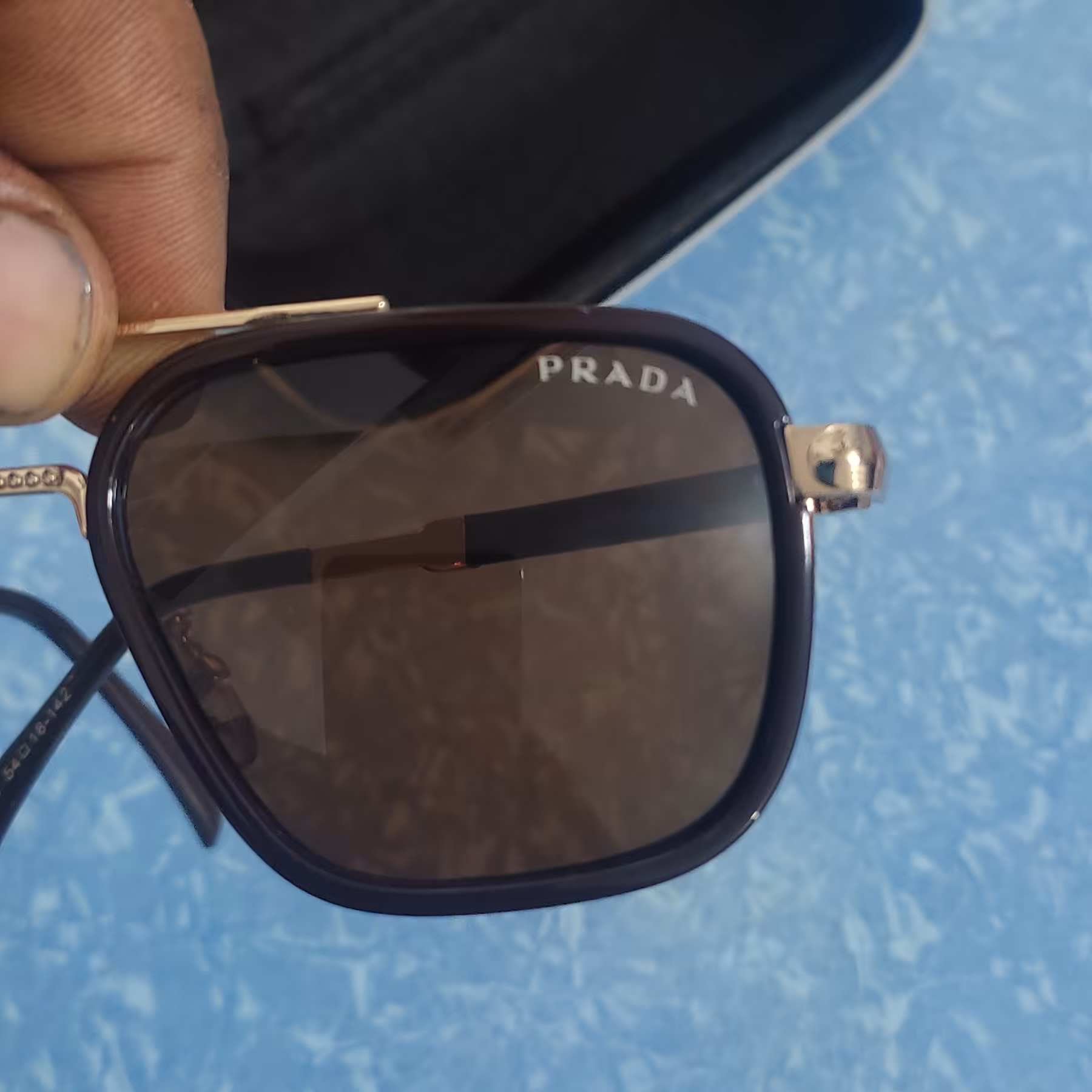 عینک پرادا دور طلایی همراه با کیف اصل مناسب خانم ها و آقایان 