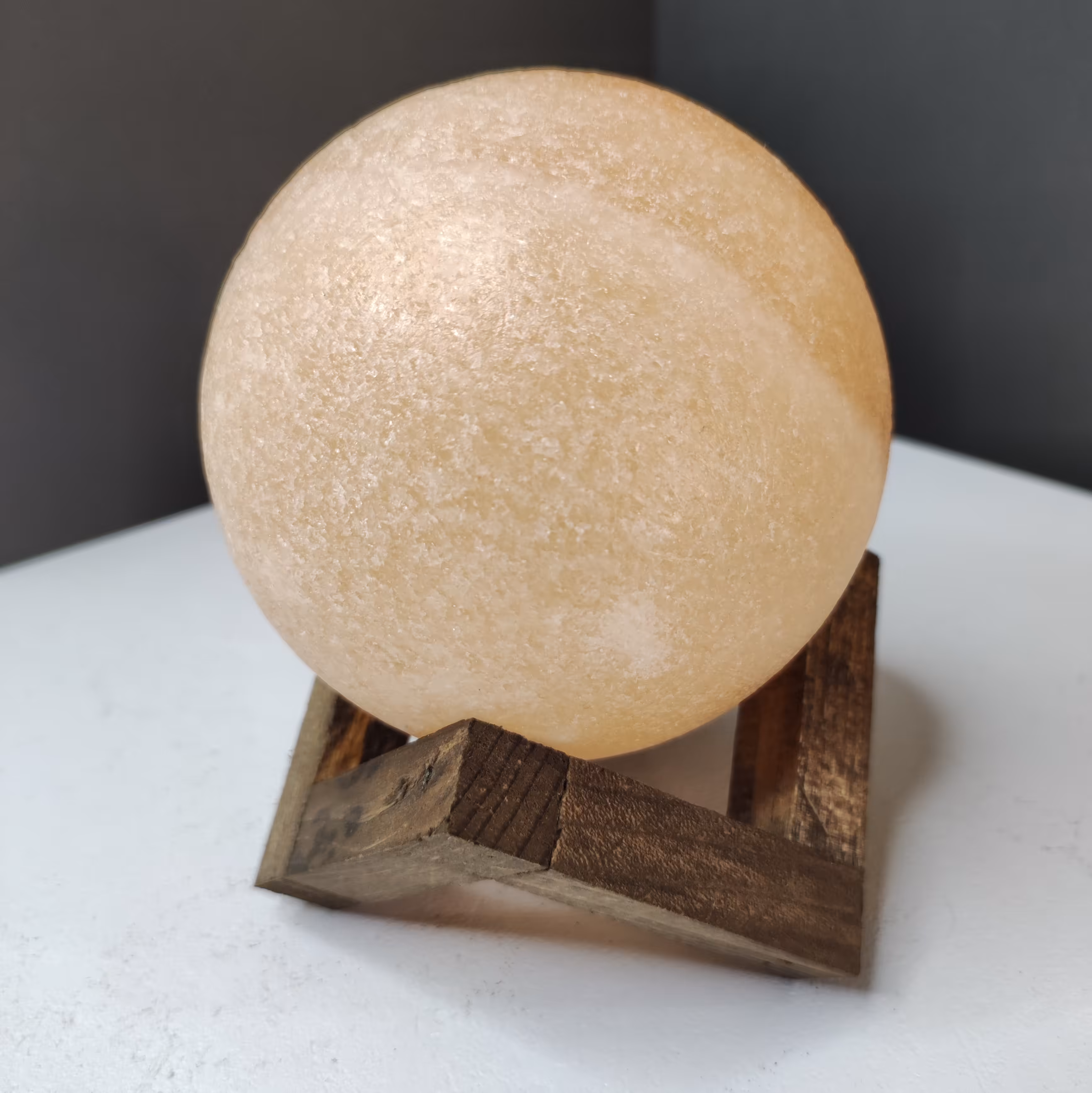 گوی سنگ نمک قطر ده سانتی همراه با پایه چوبی