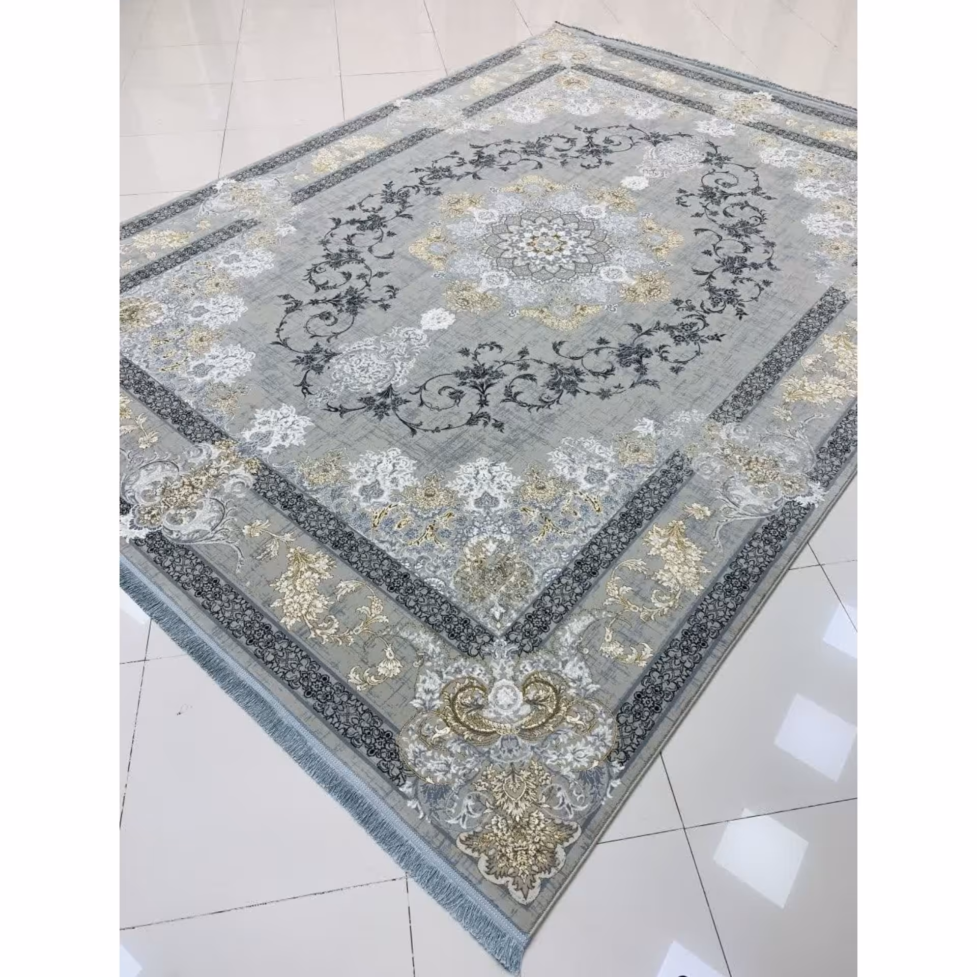 فرش ماشینی 700 شانه اصل تراکم 2550 طرح وینتیج کد 7002 زمینه نقره ای 12 متری جنس اکرولیک