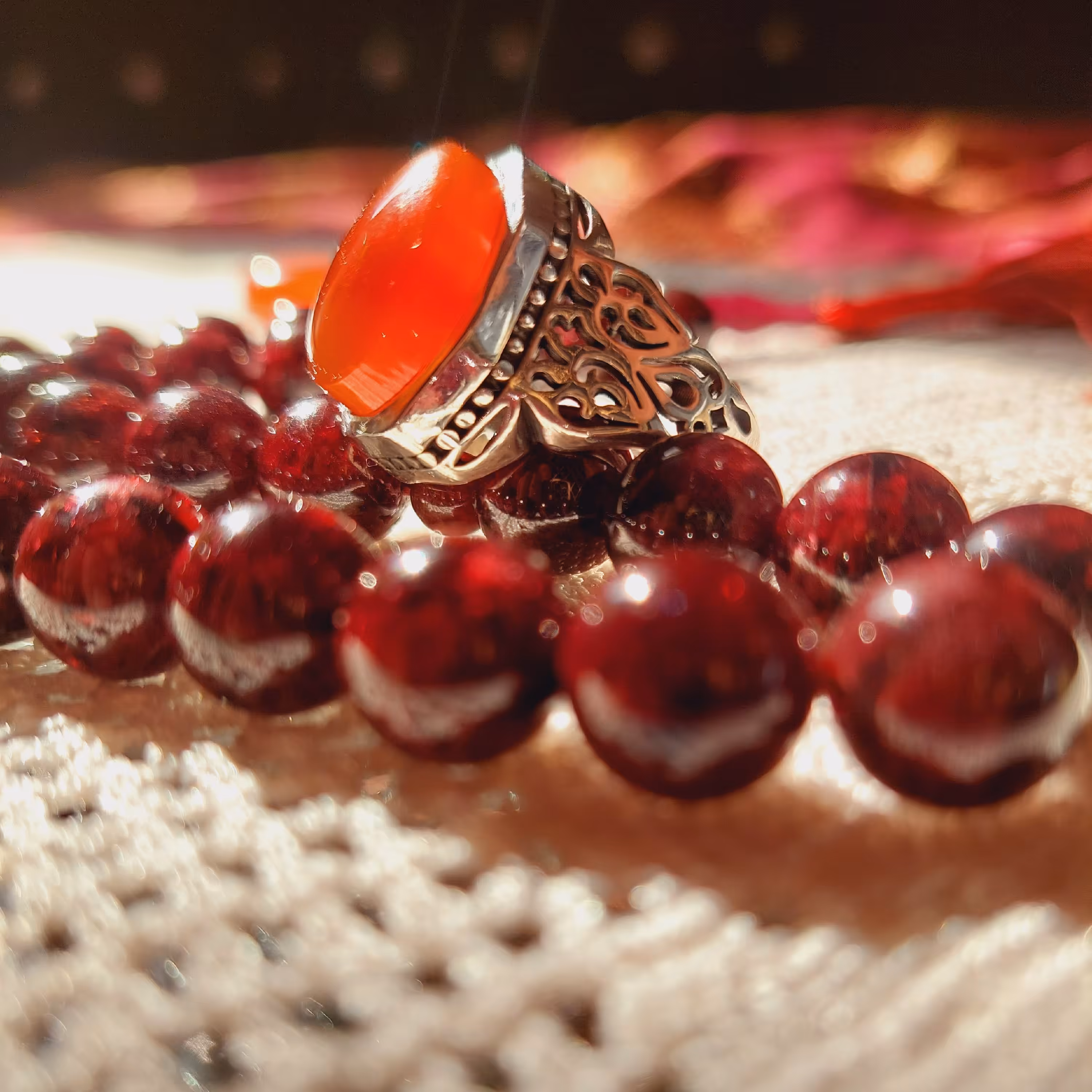 انگشتر نقره مردانه رکاب ماشینی طرح صفوی شبکه ای نگین عقیق یمنی  اصلی  با کیفیت وخوشرنگ،صاف،و بدون رگه ،و ابدارو ذات دار 