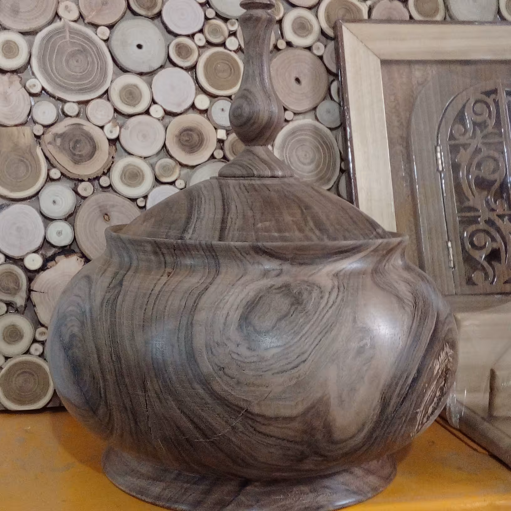 شکلات خوری چوب گردو.رنگ تیره.جنس چوب عالی پوشش نیم پلی استر 