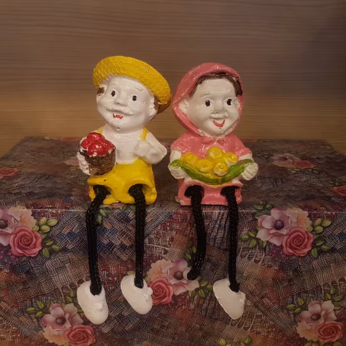 مجسمه دکوری-مجسمه رنگی-پاشل-پاویز-مجسمه پاویز-مجسمه دختر پسر-مجسمه رومیزی-دکوری