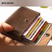 جا کارتی چرم طبیعی دارای 7 فضای مجزا تولید شده با چرم طبیعی گاو تمام دست دوز از برند دال 