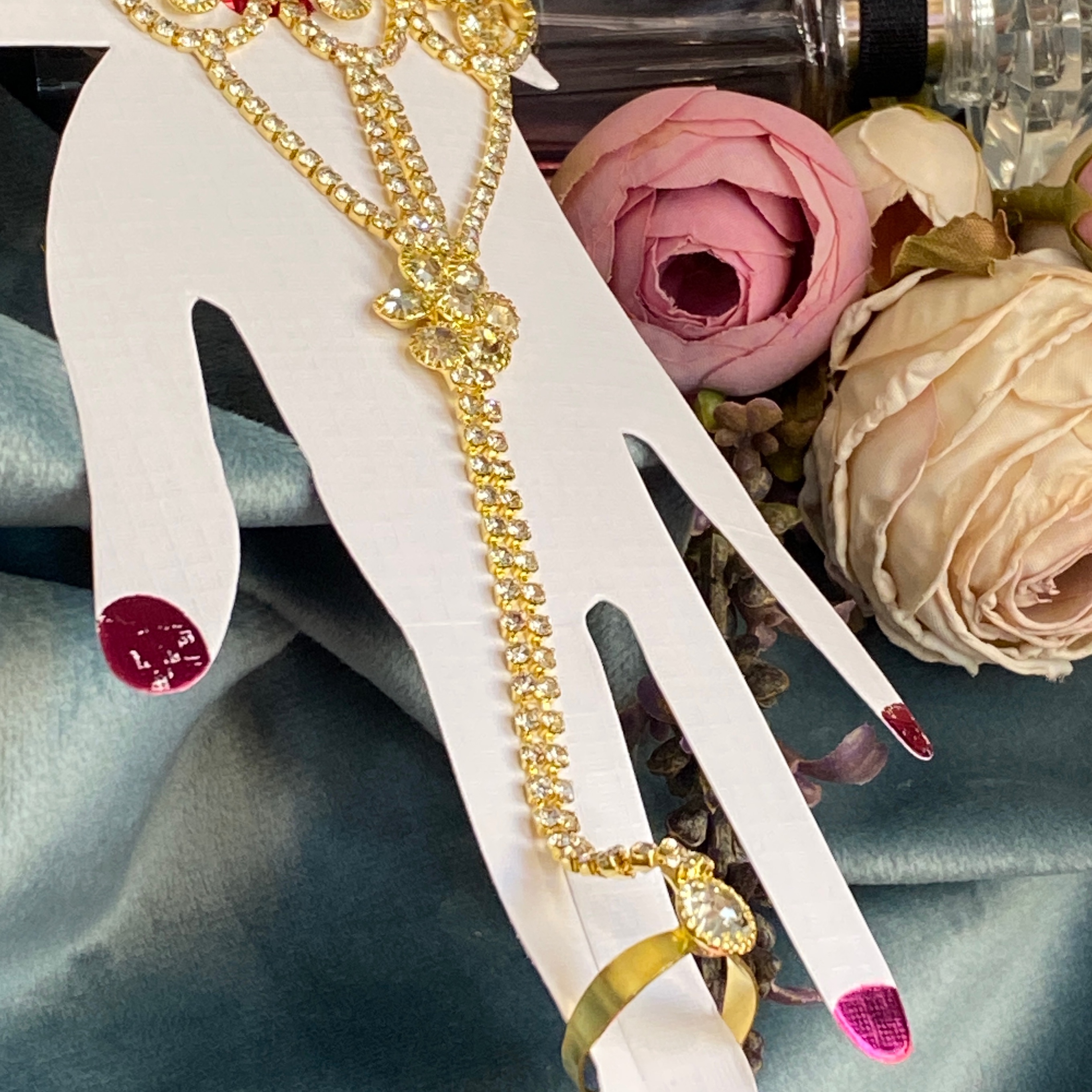 تمیمه دستبند انگشتری بینظیر در دست کادو و کادو تولد