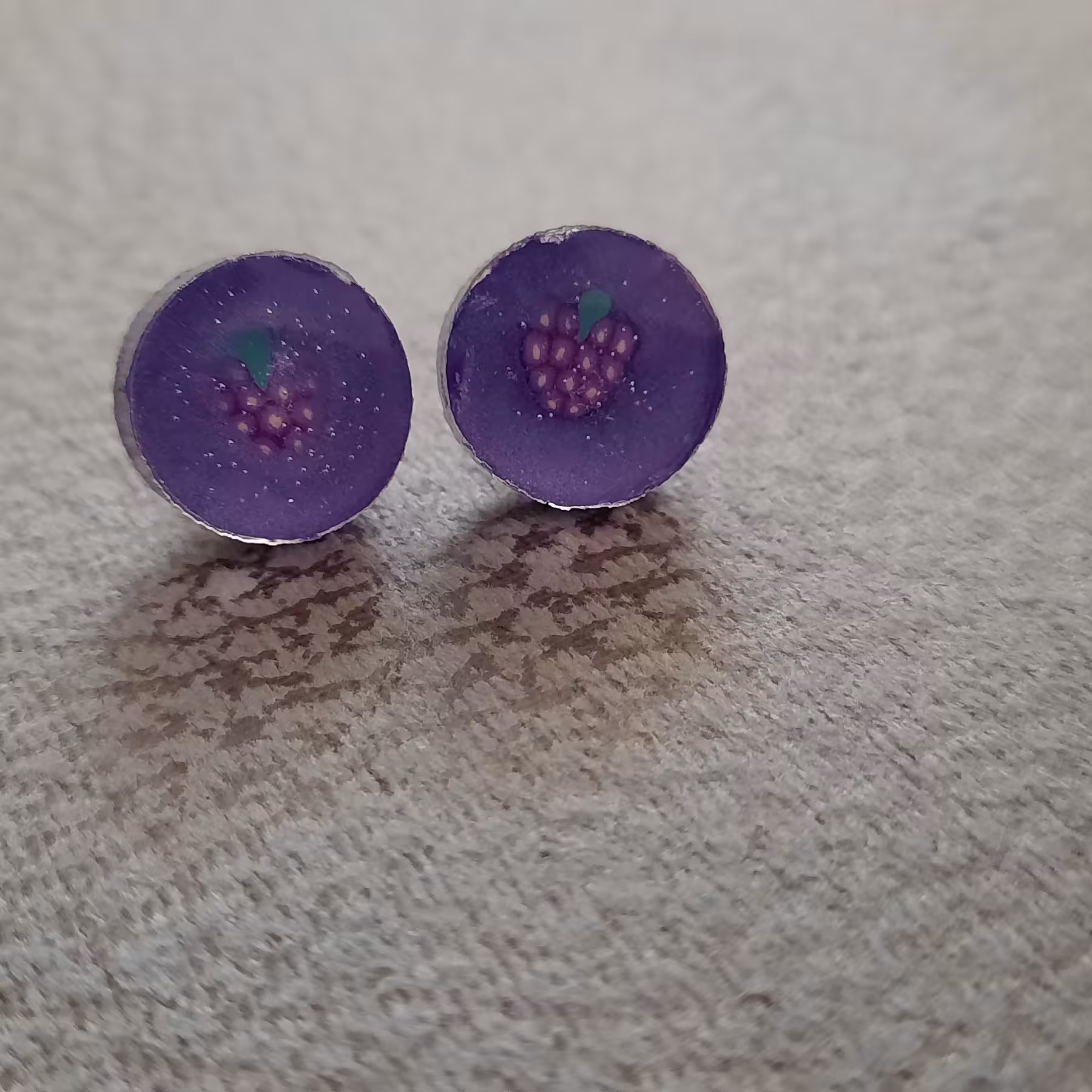 گوشواره رزینی به رنگ بنفش تزئین شده با فیمو انگور