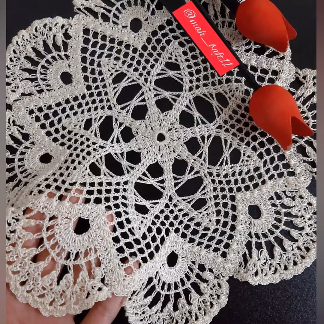 رومیزی گرد طرح بادبزنی