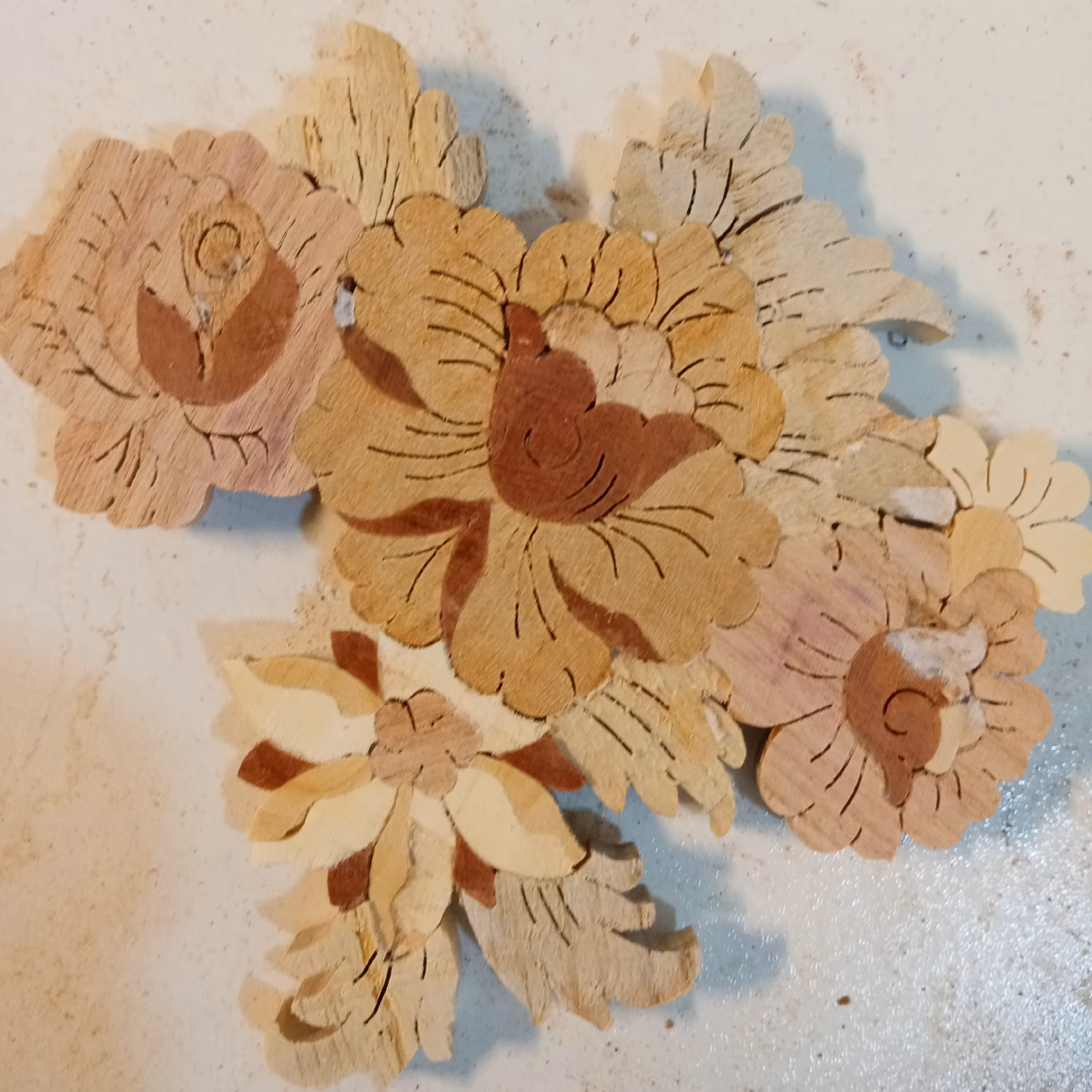 زیور آلات چوبی معرق در ابعاد و طرح های دلخواه اسم منظره حیوان ماه تولد با ظرافت کامل