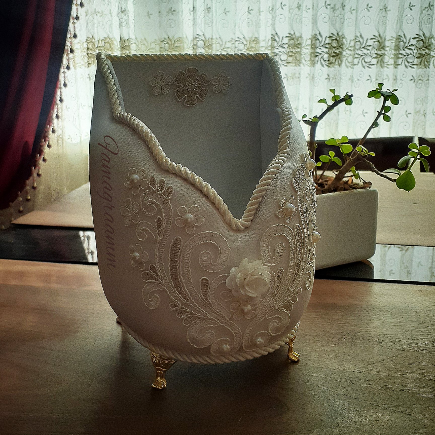 جابرسی مخمل  شیری رنگ بدنه چوبی با تزئین دانتل ومروارید 