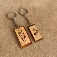 سرکلیدی چوبی دستساز مهرآسا طرح گل پنج پر (پک دو عددی)