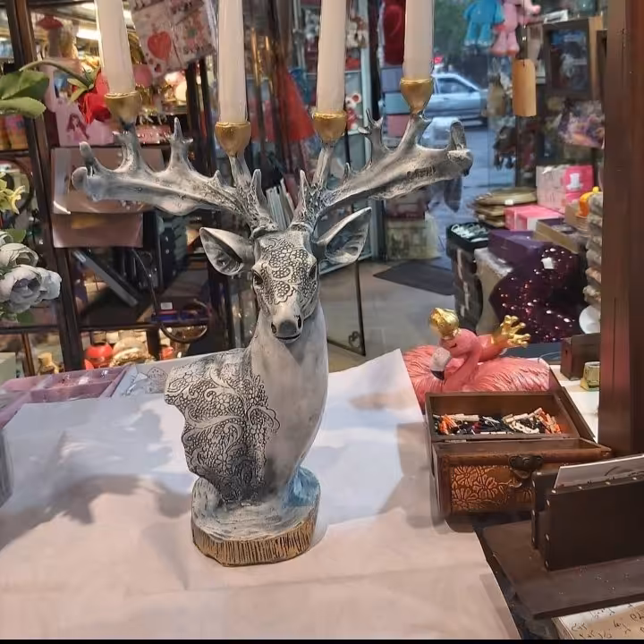 مجسمه جاشمعی شاخ گوزن ارتفاع 25 تا 30 سانت حدودی  در دورنگ طلایی و پتینه 