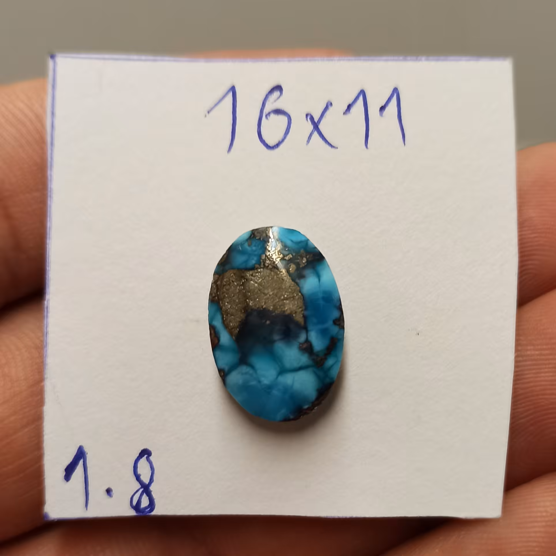 نگین فیروزه فوق‌العاده خاص و زیبا رگه دار  با یک قسمت پیریت رنگ بسیار زیبا