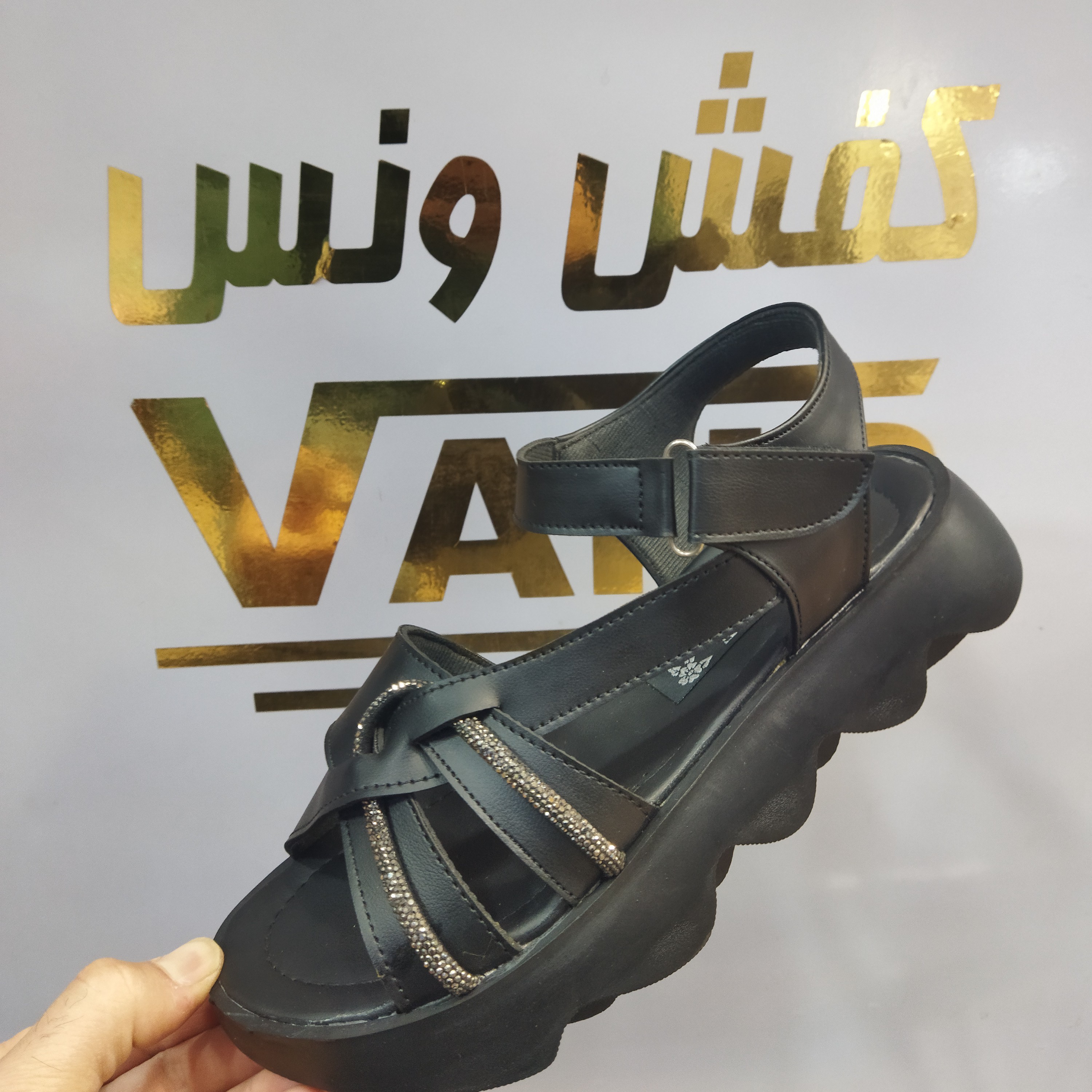 صندل زنانه بسیار شیک لژ موج دار مدل نگین دو رنگ کرم و مشکی
