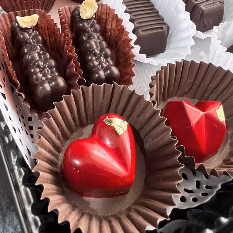  شکلات با انواع طعم ها ،مغزها و مارمالاد میوه ای 6 گرمی 