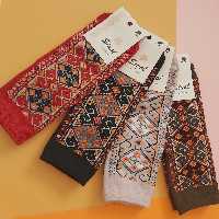 نیم ساق نخ پنبه طرح سنتی.کف جوراب ساده ست و بدون طرح.