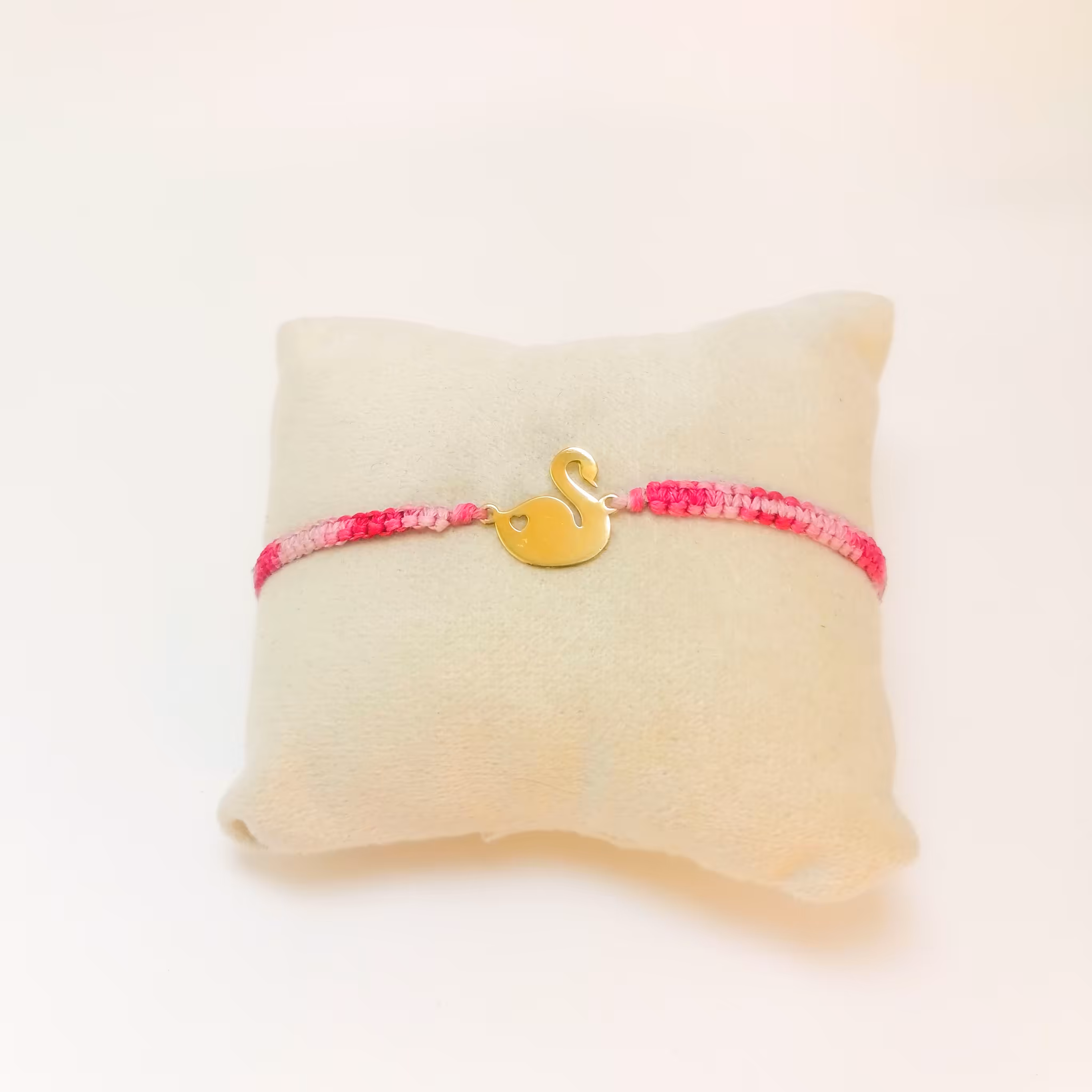 دستبند دست بافت با پلاک نقره 925 و روکش طلای 18 عیار و نانو سرامیک با ماندگاری بالا کد محصول 209