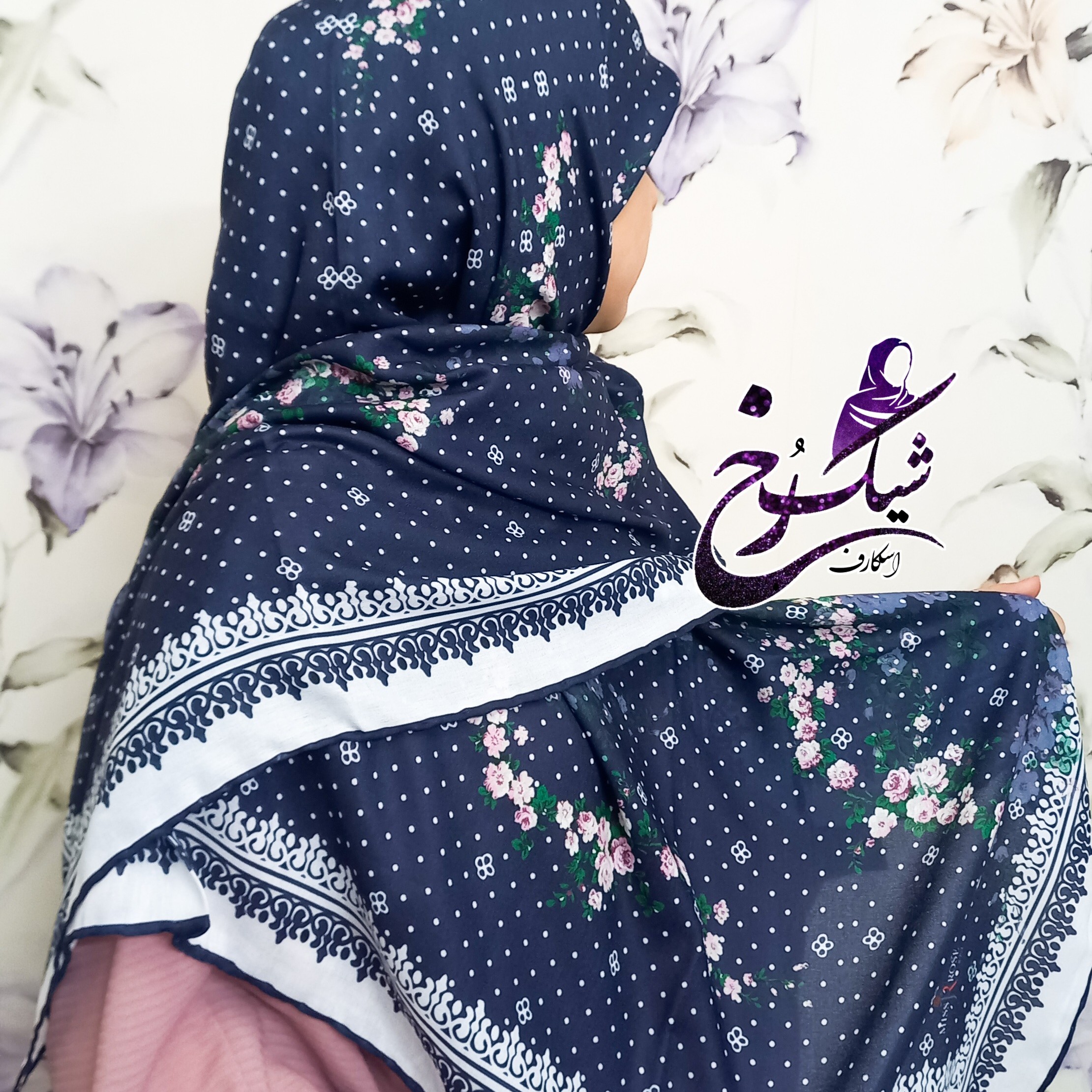 روسری دست دوز قواره 140 زمینه سرمه ای با گلهای ریز نخ ابریشم