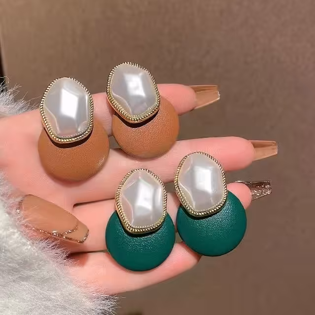 گوشواره میخی چرمی مجلسی