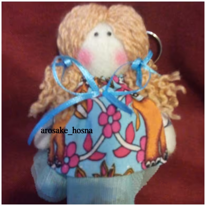 آویز نمدی عروسکی دختر خوش پوش زیبا با قد 13 سانتی متر