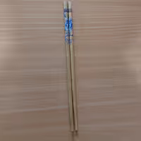 یک جفت چاپستیک چوبی با حاشیه های رنگی  