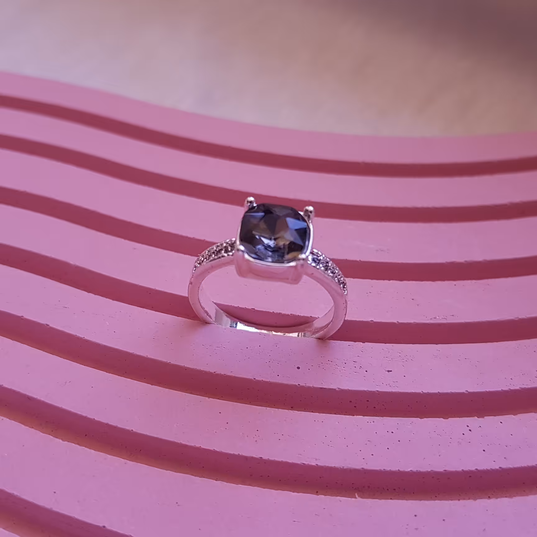 انگشتر  با نگین بزرگ دودی