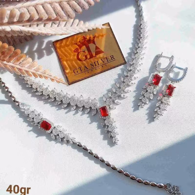 سرویس  نقره زنانه نگین قرمز با عیار 925و هفت لایه آبکاری طلا سفید بدون ریزش نگین ضد حساسیت