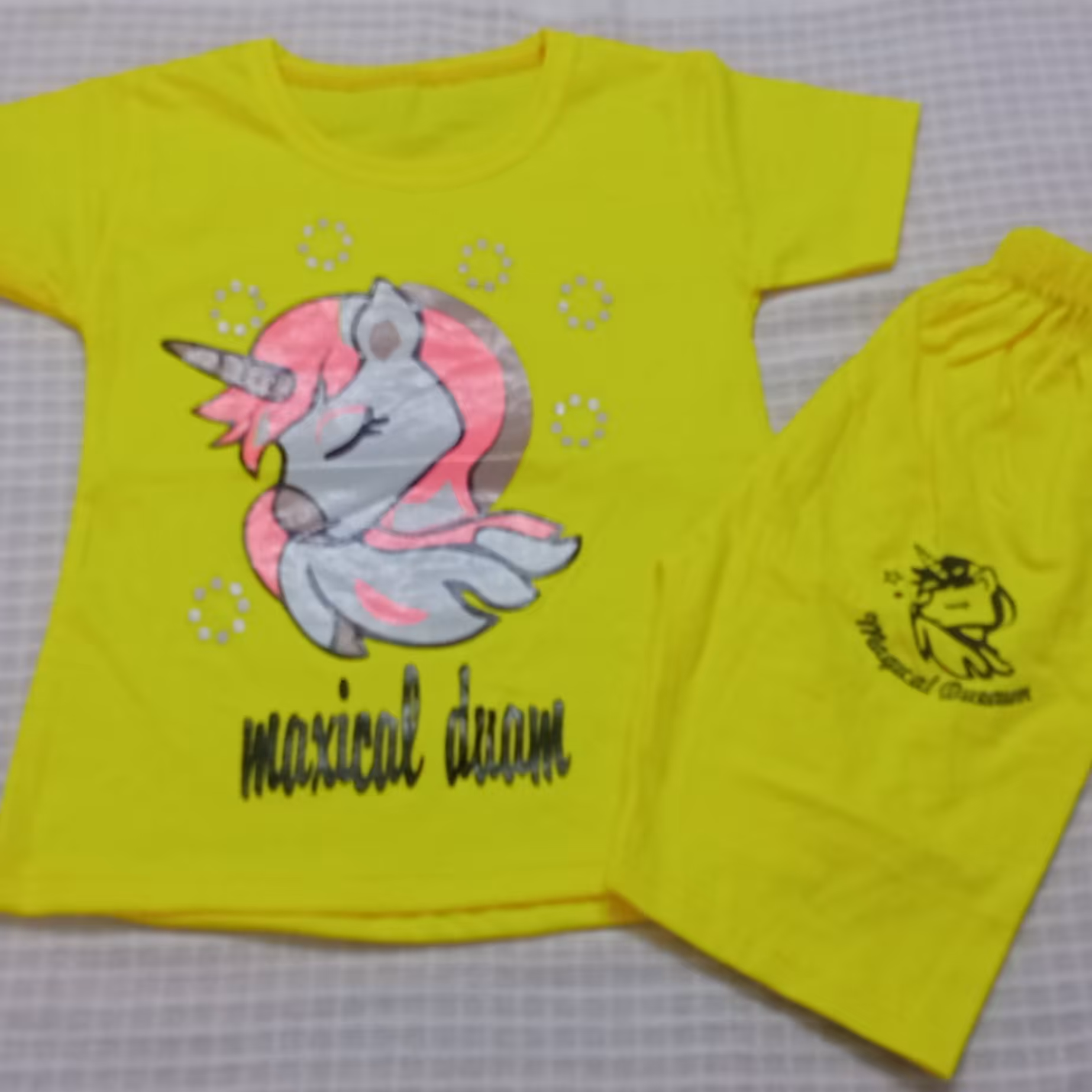 تیشرت و شلوارک اسب شاخدار.سایز 40 و45.جنس پنبه رنگ زرد 