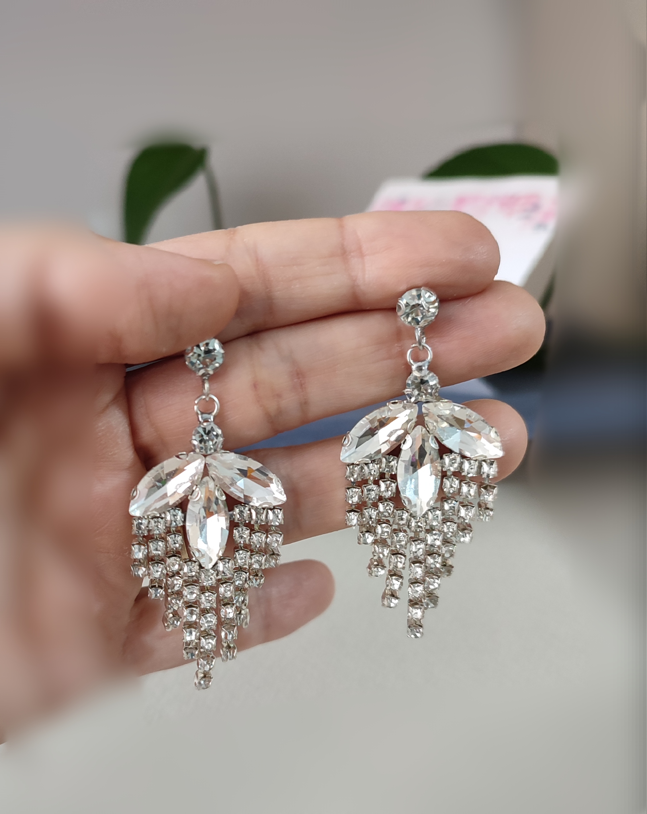 گوشواره سفید نگین دار آویز مجلسی