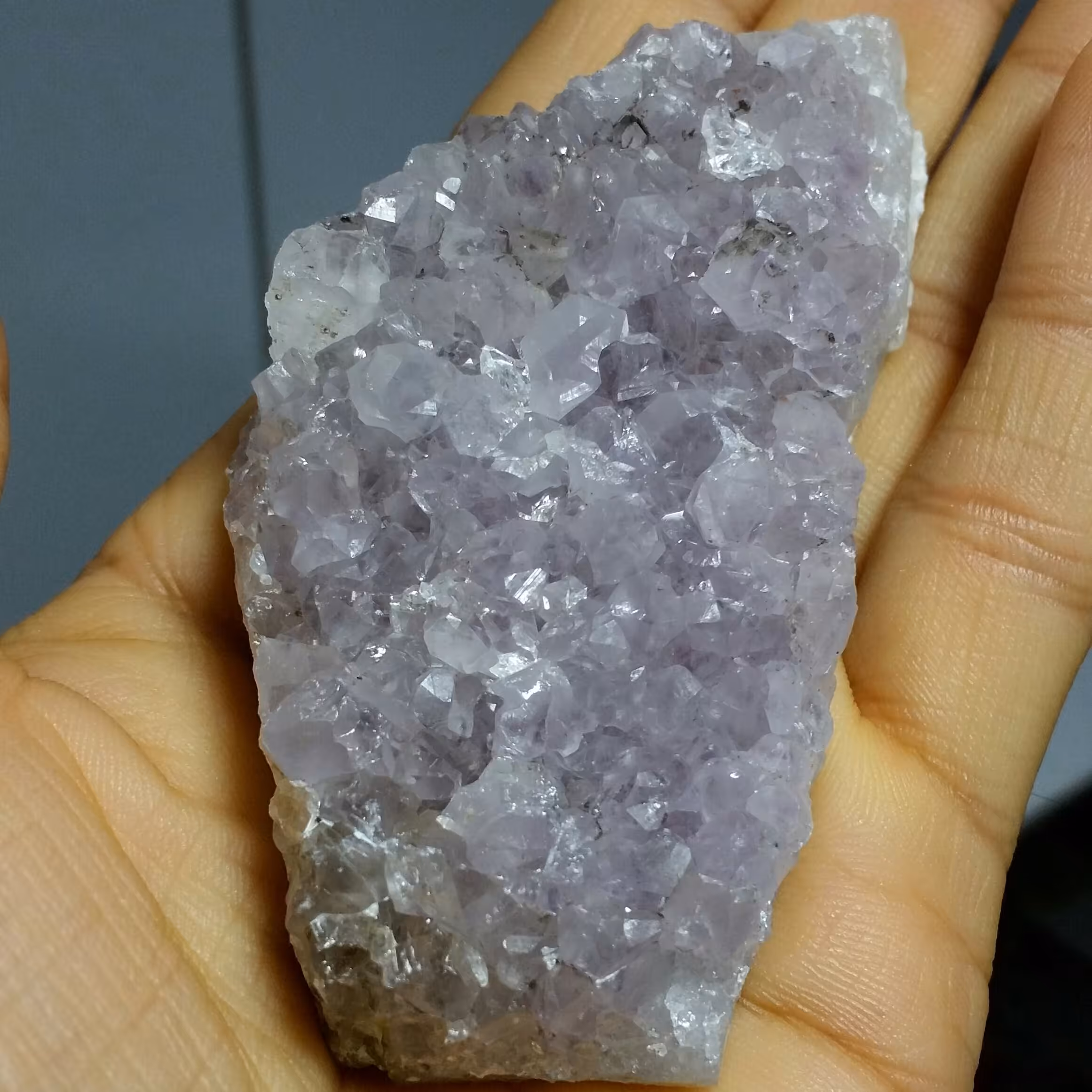 سنگ راف آمیتیس تخته ای بلور درشت پر رنگ خارق العاده بسیار زیبا دیدنی کاملا طبیعی شاهکار خلقت خااااص
کد 8399